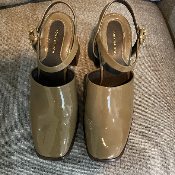 Tory Burch Mary Jane pump. Excellent cond. SZ 8. Toasted sesame patent leather. - Picture 5 of 10